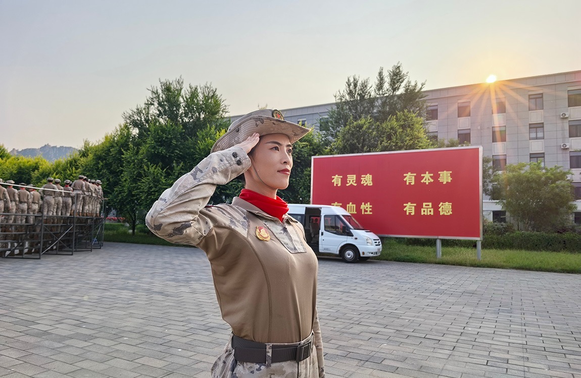铿锵玫瑰，正步走过天安门：华德毕业生亮相九三阅兵民兵方队！