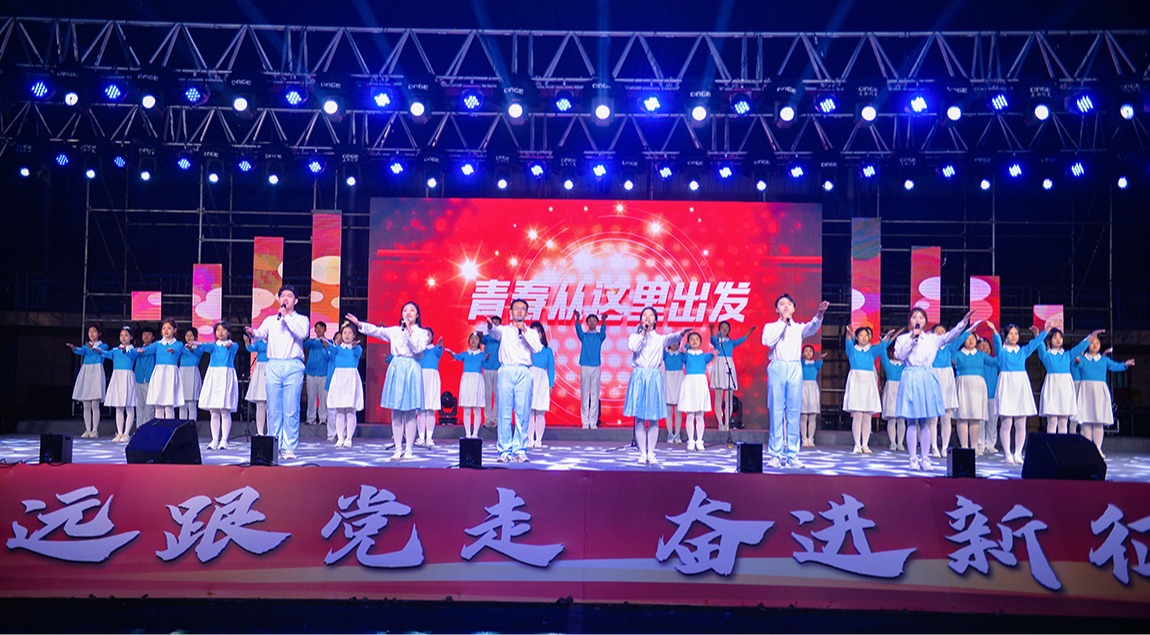 williamhill体育2023级迎新晚会暨第22届校园文化艺术节开幕式在学校体育场隆重举行!