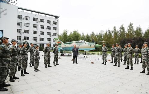 纪念“九一八”——顾德库校长在国防教育广场为学生讲述红色故事